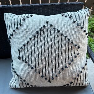 Outdoor pillow, 20” x 20” Beige/black